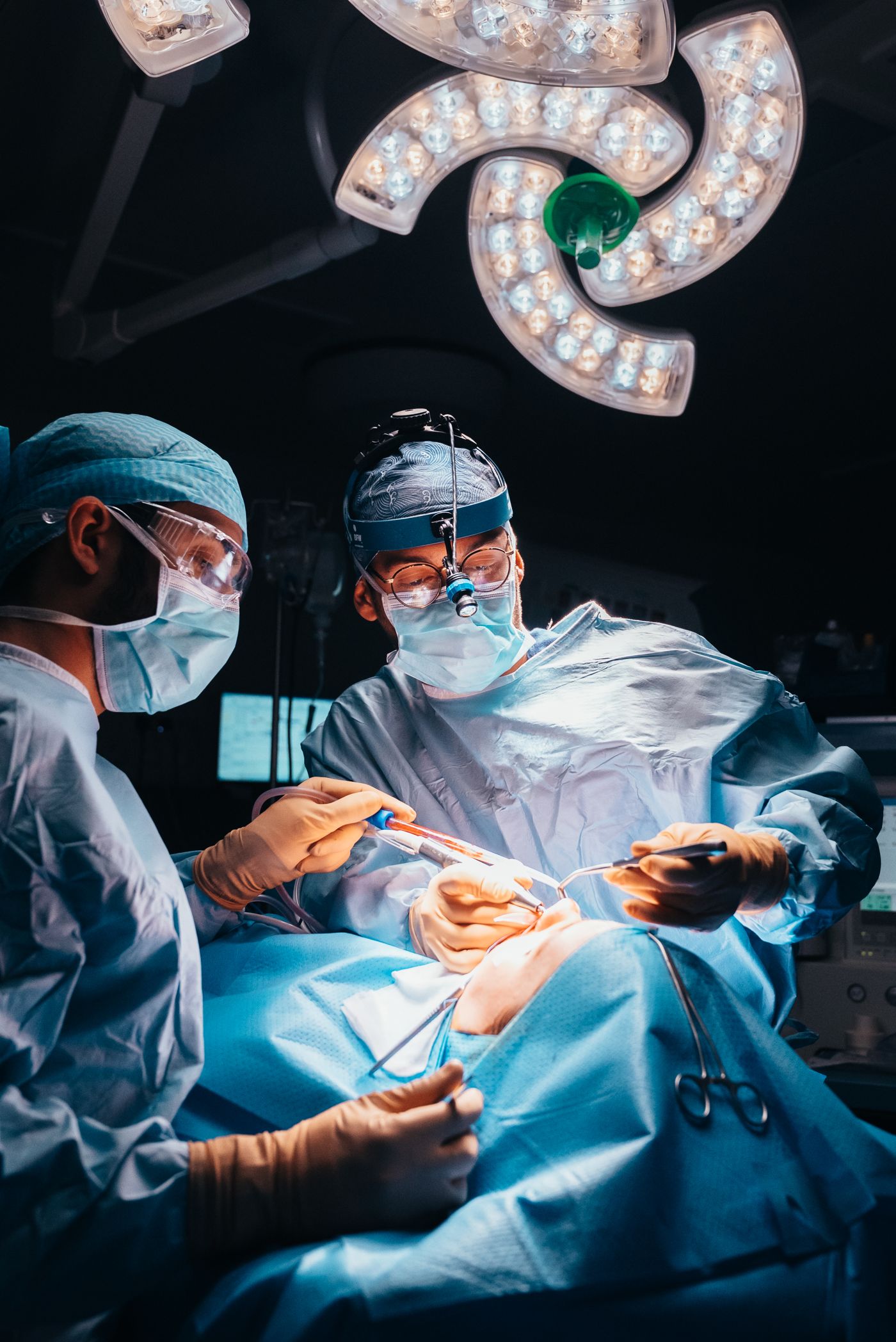 Le Dr Gagnieur et son aide opératoire pendant une rhinoplastie à l'Hôpital Privé Clairval, à Marseille