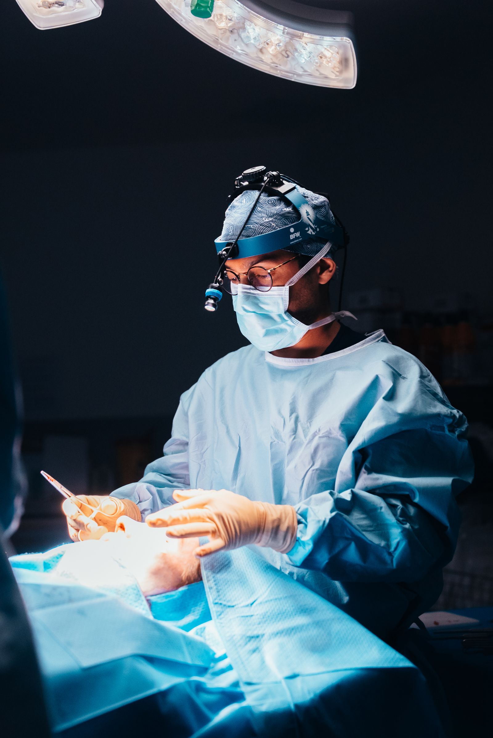Le Dr Pierre Gagnieur au bloc opératoire pendant une rhinoplastie à Marseille
